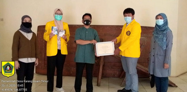 PBL Di Bogor, Mahasiswa UI Serahkan Buku Saku 'Desa Tangguh Bencana Lawan Covid-19'
