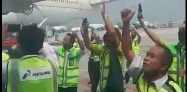 Petugas Bandara Ikut Bersalawat Menyambut Kedatangan Habib Rizieq