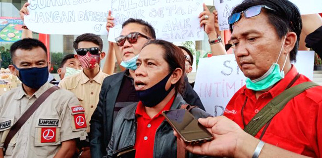 Protes Intimidasi Terhadap Jurnalis, Puluhan Wartawan Lampung Gelar Aksi Diam Di Depan Kantor Walikota