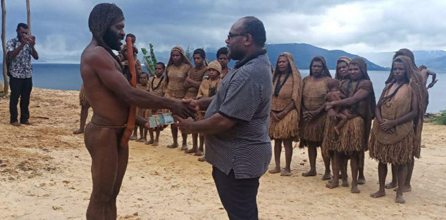 Dorong Perekonomian Komunitas Bunaani Papua, Bupati Paniai Serahkan Bantuan Uang Dan Alat Perkebunan