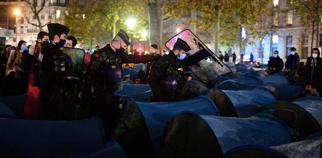 Dirikan Tenda Di Alun-alun, Ratusan Migran Dibubarkan Polisi Dengan Gas Air Mata
