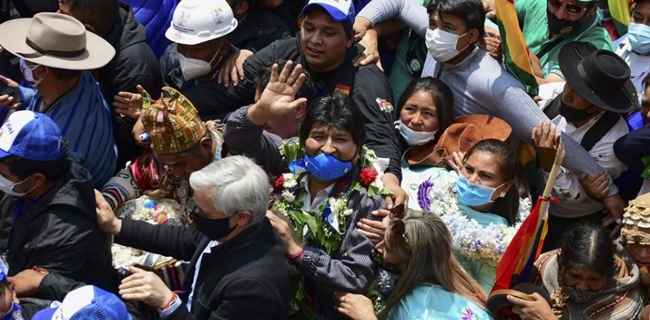 Ribuan Orang Mengantar Morales Yang Akan Kembali Ke Bolivia