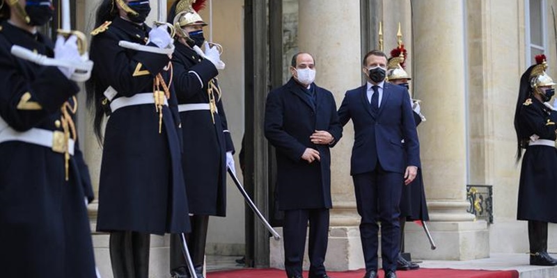 Sambut Kedatangan Sisi, Macron Tegas Katakan Prancis Akan Terus Menjual Senjata Ke Mesir