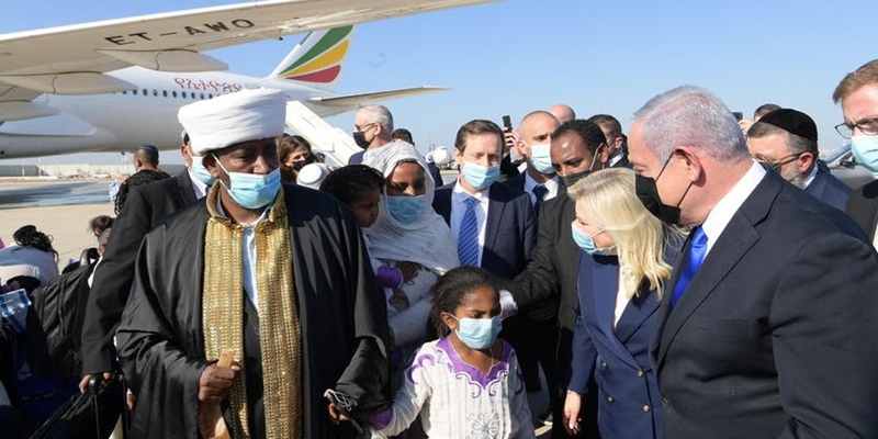 Mencium Tanah Dengan Haru, Ratusan Imigran Ethiopia Tiba Di Israel Dan Disambut Netanyahu