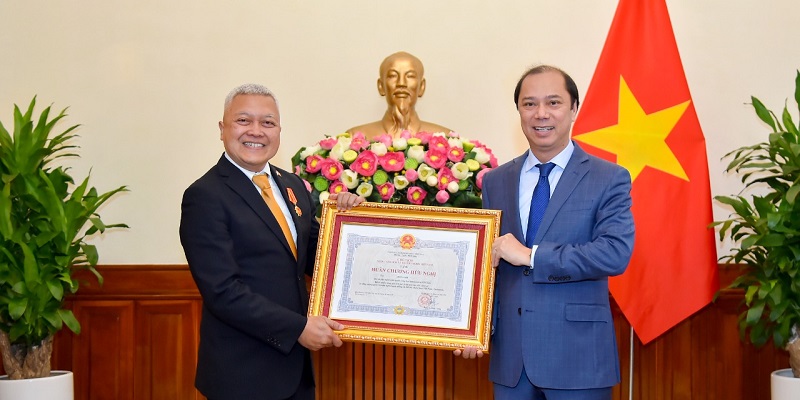 Torehkan Prestasi, Dubes Ibnu Hadi Dapat Penghargaan Dari Presiden Vietnam