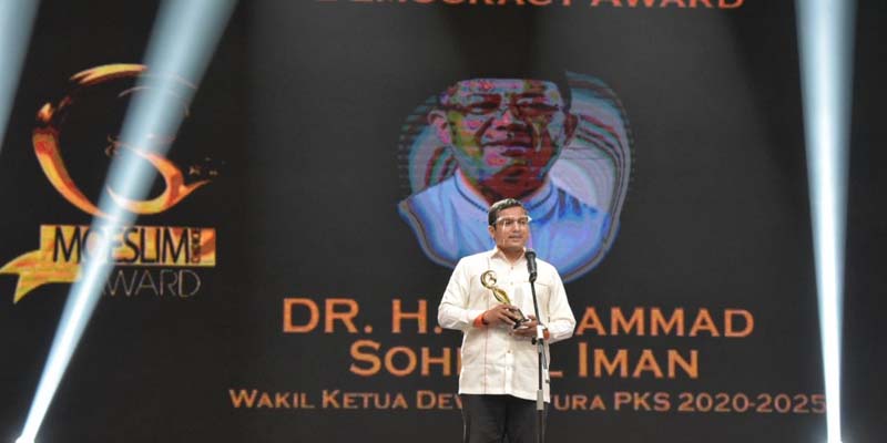 Lima Tahun Pimpin PKS, Sohibul Iman Raih Democracy Award 2020