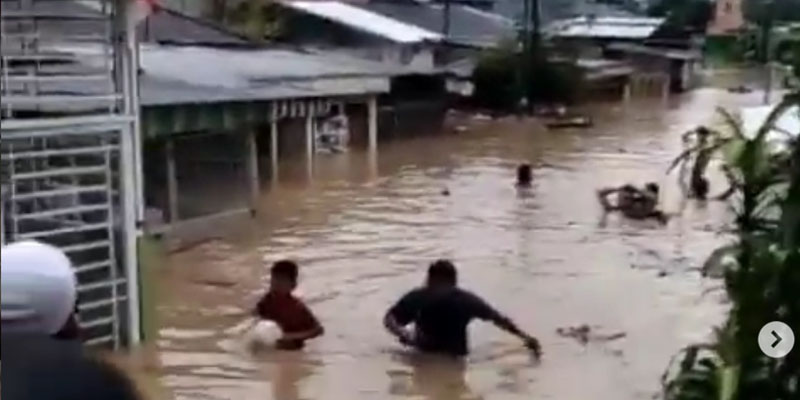 Banjir Di Jalan Katamso Merata, BPBD Medan Lakukan Evakuasi Warga