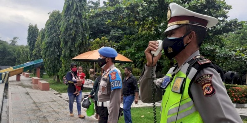 Tegas, Tim Satgas Covid-19 Bubarkan Wisatawan Yang Asyik Berenang Dan Berkerumun