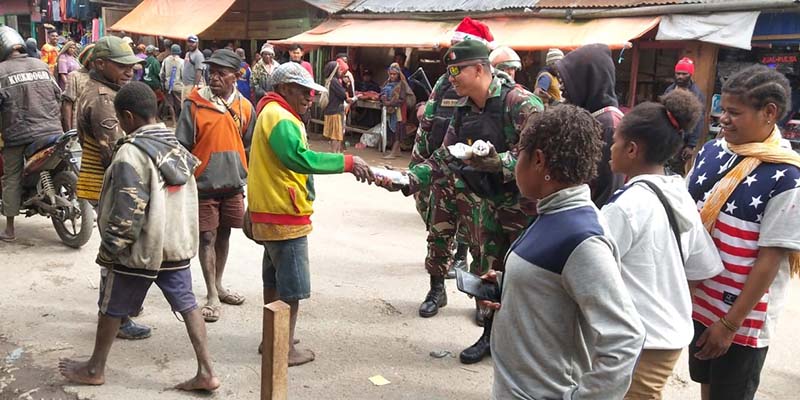 Kado Natal Dari Yonif Raider 500/Sikatan Untuk Warga Enarotali