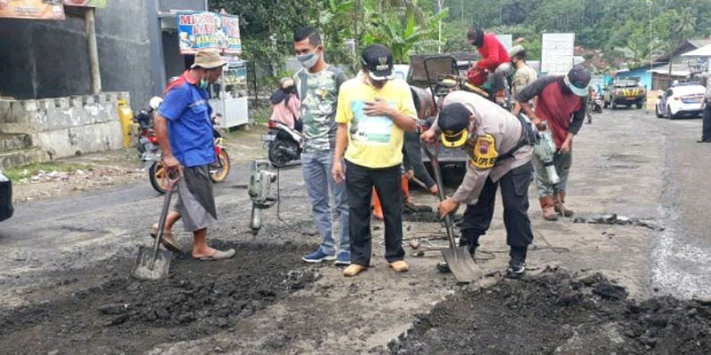 Sindir Pemprov Jateng, Bupati Banjarnegara Rogoh Kocek Pribadi Untuk Perbaiki Jalan Provinsi