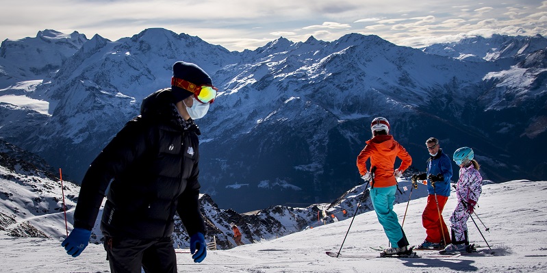 Tak Ingin Kena Wajib Karantina, Ratusan Turis Inggris Kabur Dari Resor Ski Swiss