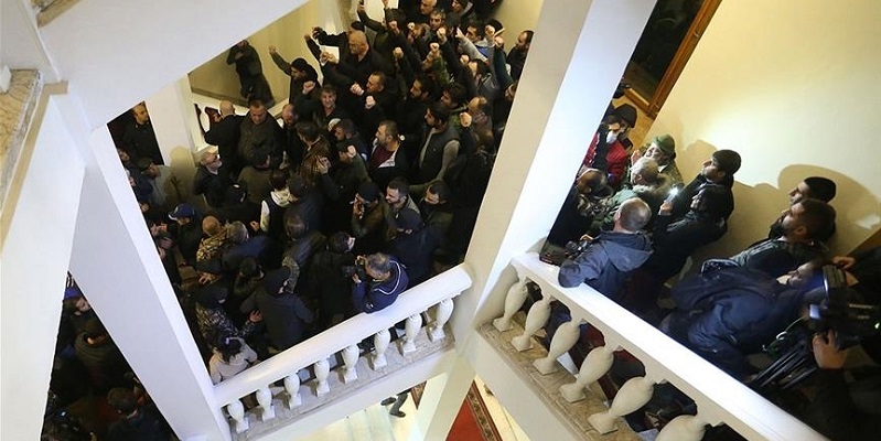 Tuntut Pengunduran Diri Nikol Pashinyan, Demonstran Merangsek Masuk Kantor PM