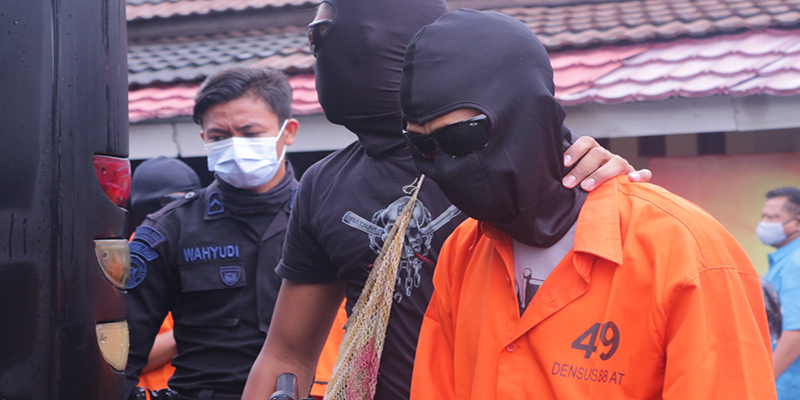 Panglima Tentara Dan Ahli Pembuat Bom Kelompok Teroris JI Digelandang Ke Jakarta