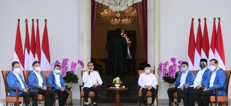 Jaket Hoodie Biru Dan Momen Perkenalan 6 Menteri Baru Jokowi