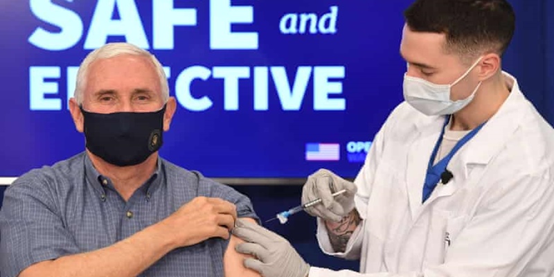 Yakinkan Warga Amerika, Wapres AS Mike Pence Beserta Istri Disuntik Vaksin Covid-19 Live Di Televisi