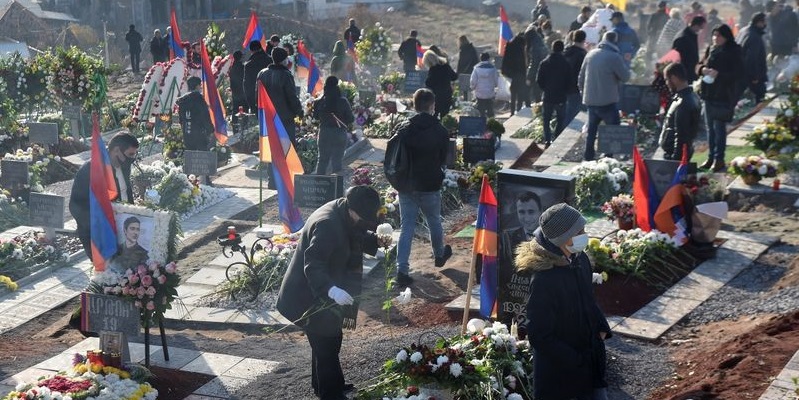 Masa Berkabung, Ribuan Warga Armenia Berkumpul Di Pemakaman Untuk Hormati Korban Tentara Konflik Nagorno-Karabakh
