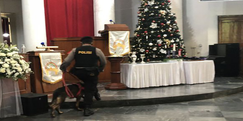 Polisi Sisir Gereja Immanuel Dengan Anjing Pelacak
