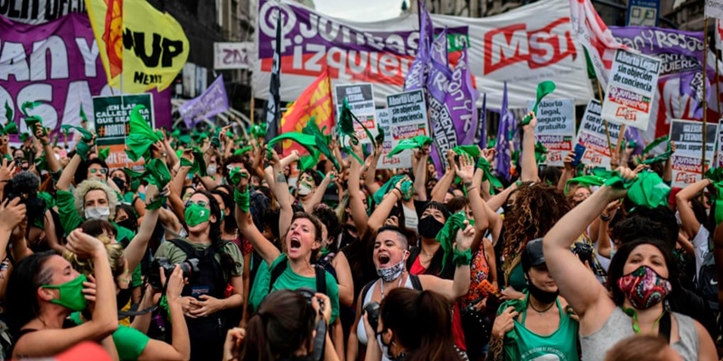 RUU Aborsi Disahkan, Ratusan Orang Argentina Gembira Merayakan