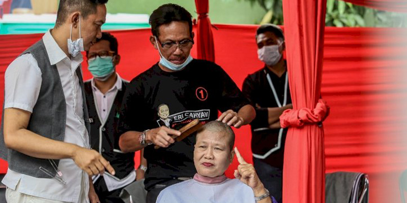 Rayakan Kemenangan Eri-Armudji, Ratusan Kader Dan Relawan PDIP Surabaya Gelar Cukur Massal