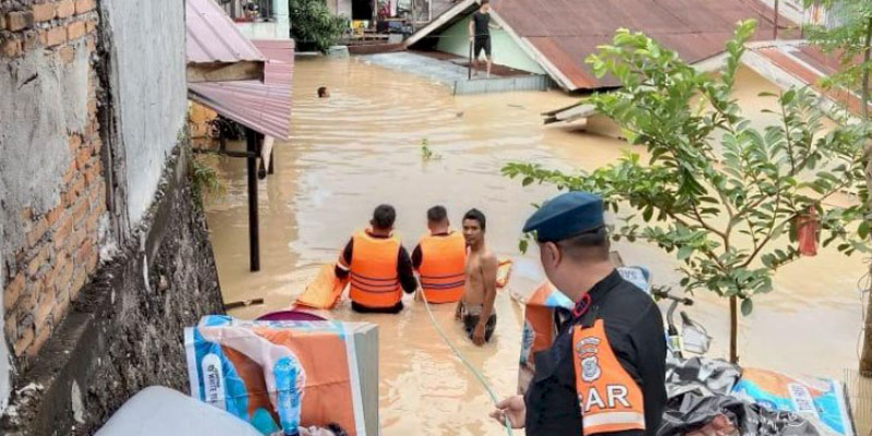 Evakuasi Korban Banjir Di Kelurahan Sei Mati Dibantu Personel Brimob Medan
