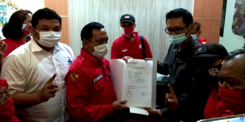 Gegara Pasang Foto Risma, Tim Machfud-Mujiaman Dilaporkan PDIP Surabaya