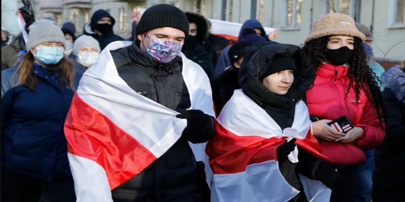 Pakai Topeng Sinterklas, Ribuan Orang Kembali Tuntut Lukashenko Mundur: Beri Belarusia Hadiah, Pergilah!