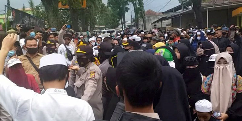 Tuntut Pembebasan Habib Rizieq, Ratusan Massa Geruduk Polres Garut