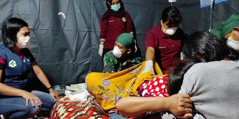 Dibantu TNI, Seorang Pengungsi Gempa Mamuju Lahirkan Bayi Mungil Nan Cantik