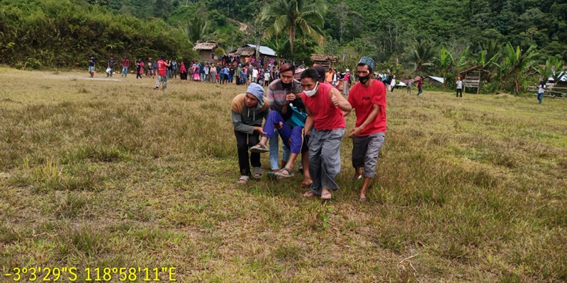 Sakit, Dua Warga Terisolir Gempa Mamuju Diangkut Helikopter BNPB