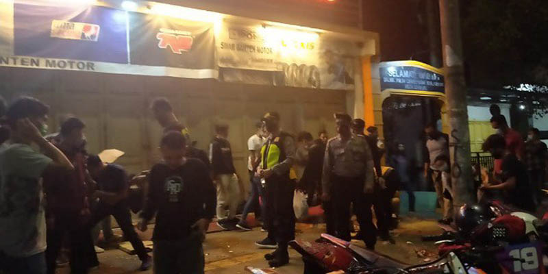 Cegah Penyebaran Covid-19, Polisi Tertibkan Kerumunan Pemuda Di Alun-alun Kota Serang