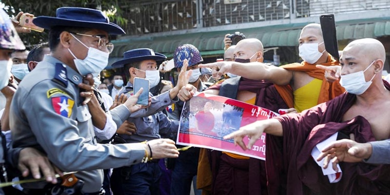 Demonstran Myanmar Bentrok Dengan Aparat, Tuntut Pengadilan Segera Sidangkan Kasus Biksu Radikal Ashin Wirathu