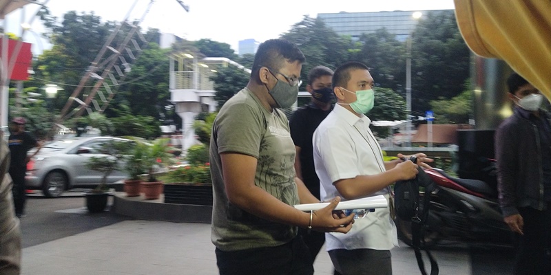 Ferdy Yuman, Tersangka Merintangi Penyidikan Kasus Eks Sekretaris MA Hanya Diam Dan Menunduk Saat Tiba Di KPK