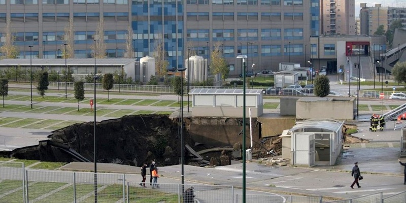 Lahan Parkir Rumah Sakit Di Italia Amblas Membentuk Lubang Besar Seluas 2.000 Meter, Tiga Mobil Jadi Korban