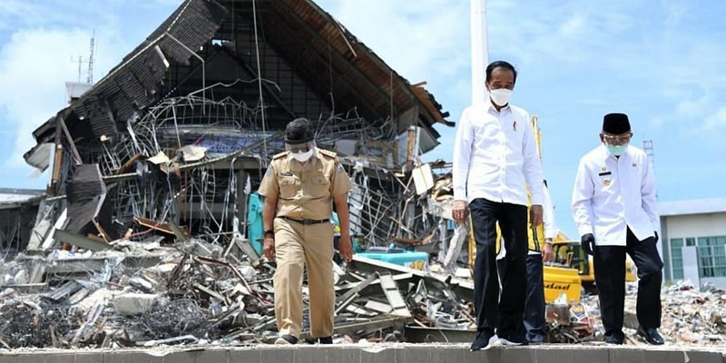 Presiden Jokowi Tinjau Kantor Gubernur Sulawesi Barat Yang Terdampak Gempa M 6,2