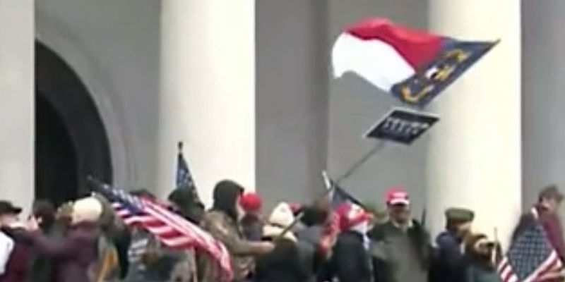 Penampakan Bendera 'Merah Putih' Dalam Aksi Kerusuhan Capitol Hill Mengejutkan, Ini Penjelasannya