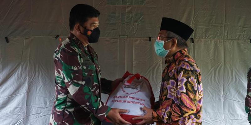 Di Mamuju, Panglima TNI Serahkan 10 Ribu Paket Sembako Dari Presiden