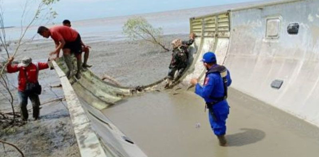 KNKT: Potongan Logam Besar Di Teluk Ranggau Dipastikan Bukan Bagian Dari Pesawat AirAsia