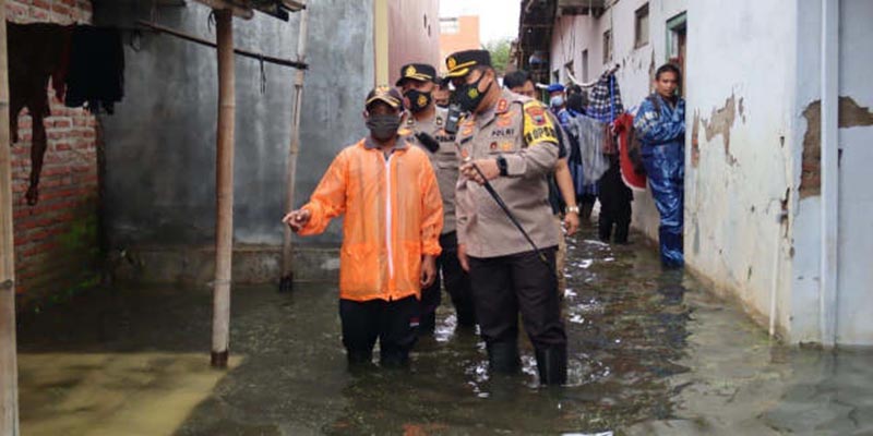 Ratusan Rumah Terendam, Kapolres Pemalang Tinjau Dan Berikan Bantuan Untuk Korban Banjir Ulujami
