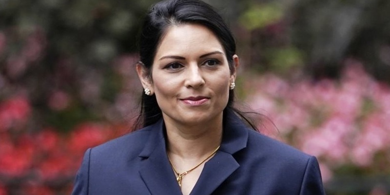 Priti Patel Tangkis Pernyataan Mantan Pejabat Tinggi Soal Aturan Karantina Inggris
