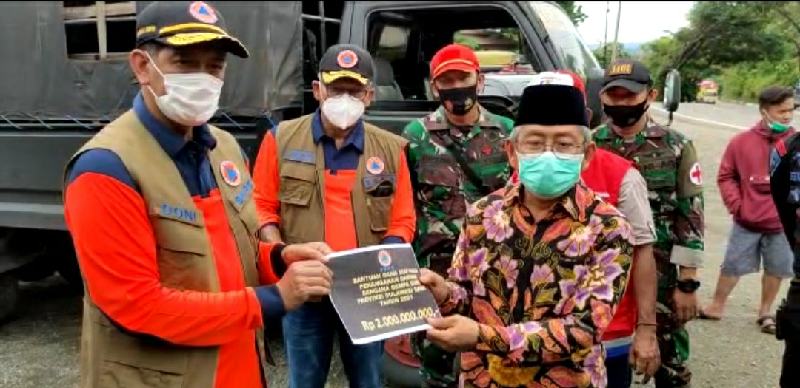 Tinjau Lokasi Gempa Majene, Doni Monardo Serahkan Bantuan Masker Hingga Uang Rp 4 Miliar