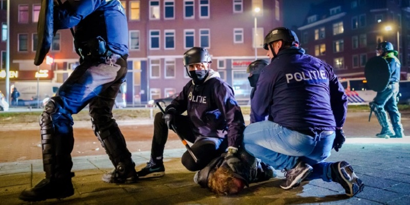 70 Orang Ditangkap Dalam Aksi Protes Anti-Lockdown Berujung Bentrok Di Belanda