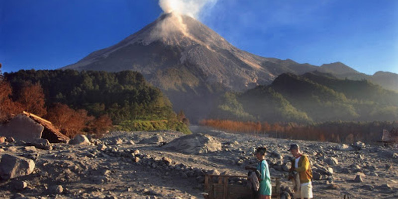 Gunung Merapi Kembali Gugurkan Lava Pijar, Aktivitas Penambangan Dan Pendakian Diminta Dihentikan