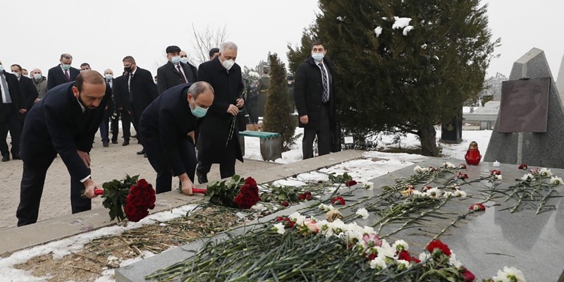 Armenia Peringati Hari Tentara, PM Pashinyan Letakkan Bunga Di Makam Pahlawan