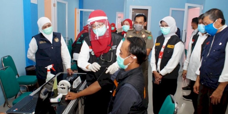 Pantau Ke Lapangan, Gubernur Khofifah Minta Vaksinasi Nakes Dipercepat