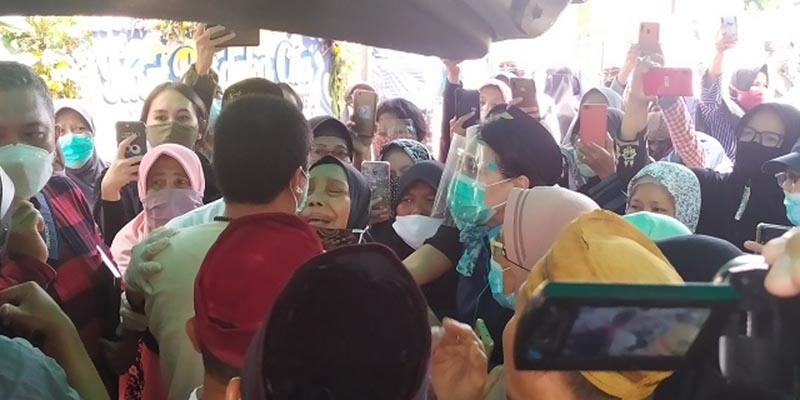 Tangis Haru Sambut Jenazah Isti Korban Sriwijaya Air SJ-182