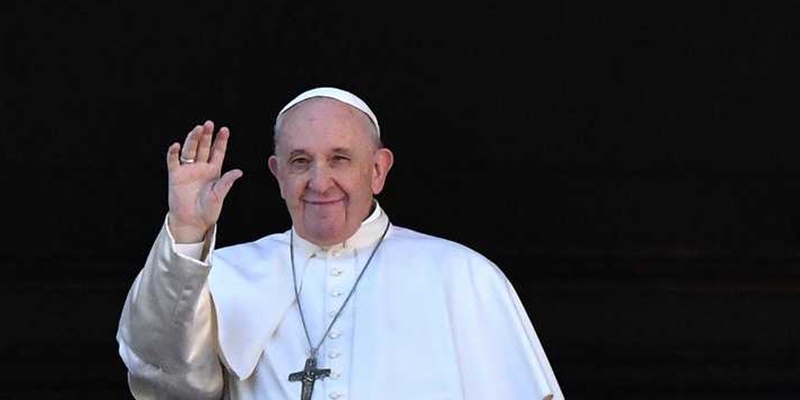 Paus Absen Memimpin Kebaktian Malam Tahun Baru Karena Linu Panggul Yang Dialaminya
