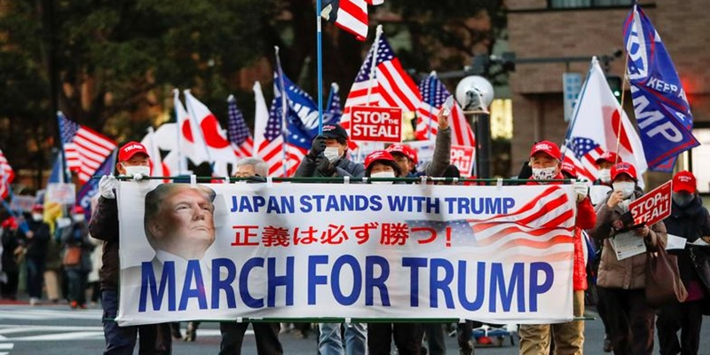 Detik-detik Lengsernya Trump, Ratusan Warga Jepang Lakukan Pawai Teriakkan Dukungan Dari Tokyo