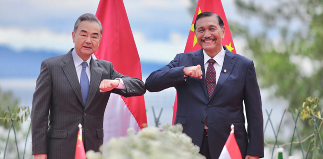 Sebelum Ketemu Jokowi, Menlu RRT Wang Yi Diajak Jalan-jalan Ke Danau Toba