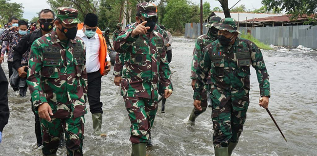 Tinjau Langsung Banjir Kalsel, Panglima TNI Serahkan Bantuan Presiden Dan 34 Perahu Karet