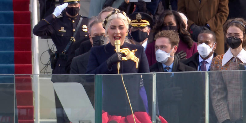 Diiringi Band Marinir, Lady Gaga Nyanyikan Lagu Kebangsaan Amerika Serikat